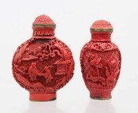 Auktion 375<br>zwei geschnitzte chinesische Schnupftabakfl&auml;schchen, Rotlack, je gemarkt, ca. H-6,5cm