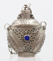 Auktion 375<br>Schnupftabakfl&auml;schchen,  Afghanistan, Silber gepr., ca. 33,7 gr.,  Lapis-Einlagen, ca. H-5,5cm