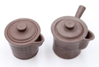 Auktion 375<br>zwei traditionelle Gef&auml;&szlig;e aus Yixing-Zisha-Ton,  ca. H-8,5cm