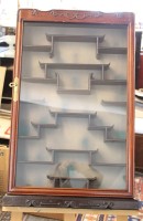 Auktion 375<br>Gro&szlig;e asiatische Wandvitrine, Mitte 20. Jh., Holz, 82,5 x 51cm T-10,5cm