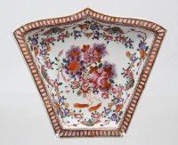 Auktion 375<br>Teetisch-Schale, China, wohl 19. Jhd., florale Bemalung, ca. H-2,6cm, 15 x 17,5cm
