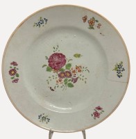 Auktion 375<br>Teller, China, um 1800, Blumenmalerei, Rand mit Altriss, D-23 cm