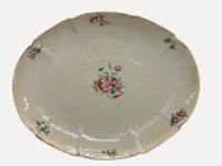 Auktion 375<br>antike, ovale Servierplatte aus Porzellan  aus dem 18. Jahrhundert (vermutlich aus der Qianlong-Zeit der chinesischen Exportporzellan-Manufakturen), H-3 cm, 22x18 cm