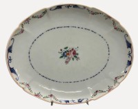 Auktion 375<br>antike chinesische Porzellan-Servierplatte (Kompaniporslin) aus der Qianlong-Zeit (1736-1795).  H-3 cm, 23x18 cm