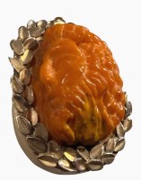 Auktion 375<br>gr. Silber-Anh&auml;nger mit M&auml;nnerkopf beschnitzten gelben Bernstein, 6,5x4,5 cm (mit &Ouml;se), 37,45 gr.