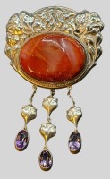Auktion 375<br>grosse Jugendstil-Brosche, Silber mit Hersteller "JW"?, wohl D&auml;nemark, mit gr. Karneol Cabouchon und 3 Amethyste, B-5 cm, H-9 cm, 30,33 gr.