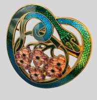 Auktion 375<br>gr. emaillierte Anh&auml;nger bzw. Teil einer G&uuml;rtelschnalle, Messing, gemarkt "Gilt"?, 5,5x5 cm
