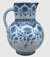Auktion 375 / Los 9036 <br>gr. Krug, Sarreguemines (Utzschneider &amp; Cie)   Dekor-Modell &bdquo;Malines&ldquo;.  H-28 cm, um 1900