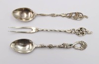 Auktion 375<br>3tlg Silberkonvolut, 2x Mokkal&ouml;ffel und ein kl. Vorlegegabel, 28gr., L-12cm