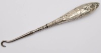 Auktion 375<br>antiker Knopfzieher, um 1900, Silbergriff, Ziermonogramm, L-12cm