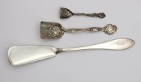 Auktion 375<br>3x div. Vorlegeteile/Zierobjekte, 2x Silber 800 (44,7gr.), kleinster L&ouml;ffel Apacca, ca. L-15,5cm