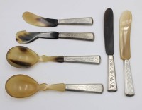 Auktion 375<br>6x div., Vorlegeteile, Silbergriffe u. Horn, um 1920, ca. L-16,5cm