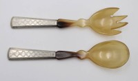 Auktion 375<br>Art-D&eacute;co Salatbesteck, 835er Silber u. Horn, ca. L-16,7cm