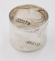 Auktion 375<br>Jugendstil-Serviettenring, 800er Silber, Ziermonogramm, 36,8gr., D-5cm B-4cm
