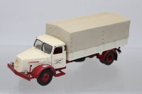 Auktion 375<br>Henschel HS 140 (1954) mit Pritsche und Plane, 1:43, von Minichamps. ein Fehlteil