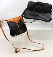 Auktion 375<br>2x div. Damenhandtaschen, Leder in Straussenlederoptik, ca. 19 x 21cm und 20,5 x 32cm