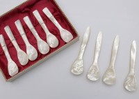 Auktion 375<br>10x Perlmutt-Kaffeel&ouml;ffel, 1x besch&auml;digt, ca. L-12cm