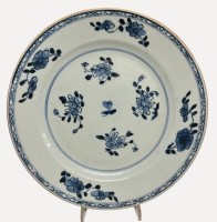 Auktion 375<br>Teller mit  feinen blau-wei&szlig;en Blumenmuster aus dem 18. Jahrhundert (Qing-Dynastie, Qianlong-Periode), D-23 cm