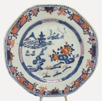 Auktion 375<br>antiker, achteckiger chinesischenr Imari-Exportporzellanteller aus dem 18. Jahrhundert.    D-23 cm, minimale Abplatzer am Rand