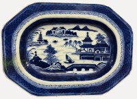 Auktion 375<br>Chinesische Porzellanplatte, verziert mit Landschaften und Pagoden, Qianlong-Periode 18.Jahrhundert, achteckig, ca. 33x24 cm, H-6cm
