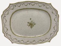 Auktion 375<br>Platte mit gr&uuml;nen floralen Dekor, wohl China? 34x26 cm, Randunterseite kl. Abplatzer