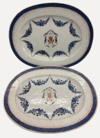 Auktion 375<br>2x ovale chinesische Exportporzellan-Servierplatten mit Wappenverzierung aus dem sp&auml;ten 18. Jahrhundert.  25x16,5 cm, beide gut erhalten
