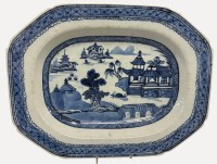Auktion 375<br>grosse antike chines. Kanton Platte, blau/weiss, 8-eckig, wohl 19.Jhd? 36x29 cm