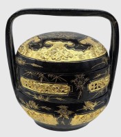 Auktion 375<br>antiker, schwarz-gold lackierter chinesischer Hochzeitskorb oder Essensbeh&auml;lter, der traditionell auch als Bakul Siah bezeichnet wird, H-ca. 21 cm, B-18 cm