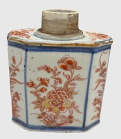 Auktion 375<br>Das abgebildete Objekt ist eine antike chinesische Teedose aus Exportporzellan im Imari-Stil aus der Qing-Dynastie.  Altersspuren, H-11 cm, B-9,5 cm