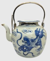 Auktion 375<br>Teekanne mit blau/weissem Drachendekor und Metall-Henkel, wohl sp&auml;te Quing Dynastie, H- mit Henkel 17 cm