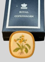 Auktion 375<br>Flora Danica Brosche/Anh&auml;nger mit Primel von "Royal Copenhagen" in orig. Kasten, 5x4,5 cm