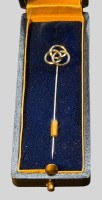 Auktion 375<br>Firmen- und Werbe- Anstecknadel - Friedrich Krupp-Werke - Weissgold-585- Ehrennadel, Jubilarefeier, an langer Nadel, im original Etui.  (gepr&uuml;ft), 0,56 gr