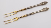 Auktion 375<br>2x Vorlegegabeln um 1900, Silbergriffe, ca. L-22cm