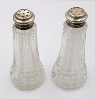 Auktion 375<br>antike Salz- und Pfefferstreuer aus geschliffenem Glas mit silbernen Aufs&auml;tzen diese mit Perlmutt, um 1900, ca. H-11,5cm