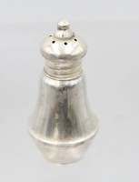 Auktion 375<br>Streuer, Sterling, innen Glas, div. Druckstellen, zus. ca. 74gr., H-8,5cm