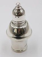 Auktion 375<br>Streuer, Sterling, innen Glas, div. kl. Druckstellen, zus. ca. 65gr., H-8,5cm