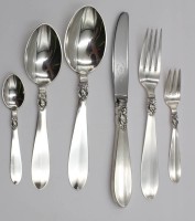 Auktion 375<br>Besteck, Silber, D&auml;nemark, 1938, Deko Princess Fuchsia, je 6x Gabeln, Essl&ouml;ffel, KAffeel&ouml;ffel, Dessertl&ouml;ffel, 4x div. Vorlegteile, 6x Messer, ohne Messer 1010,6gr., 40 Teile