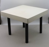 Auktion 375<br>kl. Beistelltisch, wei&szlig;/schwarz, unterseite mit Etikette ? &bdquo;STAATLICHES BAUHAUS - WEIMAR&ldquo; ?, Gebrauchsspuren, ca. H-35 x 45cm