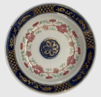 Auktion 375<br>kl. Schale mit zentralem Blumenmedaillon und Vergoldung, China, 19.Jhd, mittig Gold etwas berieben, ansonsten gut, D-10,5 cm