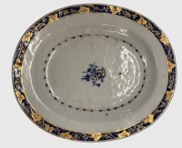 Auktion 375<br>kl. ovale  Platten, Rand mit Goldbl&auml;ttern, mittig Blumenmotiv, wohl 18.Jhd., 18x15,5 cm