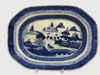 Auktion 375<br>antike chinesische Export-Porzellanplatte im Stil des klassischen Kanton-Porzellans mit blauer Unterglasurmalerei, 18.Jhd., 27x19 cm