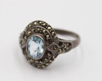 Auktion 375<br>925er Silber-Ring, Markasiten und hellblauer facett. Stein, um 1920, 2 Steine fehlen, 3,8gr., RG 58