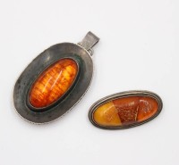 Auktion 375<br>2 Teile Bernsteinschmuck, Fischlandbrosche und G.Kramer Anh&auml;nger, je Silber, zus. ca. 19,2gr.,  Anh. L-5,5cm Brosche 1,7 x 3cm