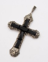 Auktion 375<br>sch&ouml;nes Brustkreuz, Onyx u. Markasiten in Silberfassung, ca. 6,5 x 4cm