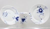 Auktion 375<br>2x Kuchenteller und ein Kaffeebecher, Royal Copenhagen, Blue Fluted Mega, Becher ca. H-11cm