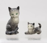 Auktion 375 / Los 9046 <br>2x kl. Katzenfiguren, Goebel, ca. H-6,5cm u. H-3cm