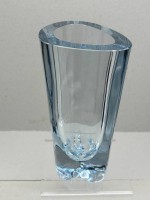 Auktion 375<br>HELLBLAUE GROSSE  dreieckige Vase STR&Ouml;MBERGSHYTTAN, sign. Str&ouml;mbergh, H-24 cm, B-15 cm, Glasdicke 2 cm
