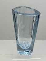 Auktion 375 / Los 10045 <br>HELLBLAUE GROSSE  dreieckige Vase STR&Ouml;MBERGSHYTTAN, sign. Str&ouml;mbergh, Schweden, H-24 cm, B-15 cm, Glasdicke 2 cm