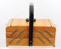 Auktion 375<br>vintage N&auml;hk&auml;stchen aus Holz, 50er Jahre, Alters-u. Gebrauchsspuren, ca. H-26cm B-30cm