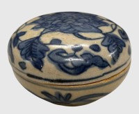 Auktion 375<br>kleine, blau-wei&szlig;e Porzellan-Deckeldose mit floralem Dekor, wohl Cina 17/18. Jhd., H-4 cm, D-7,5 cm